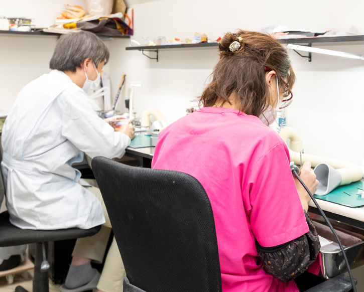 あなたのお口に合う、精度の高い技工物を院内で