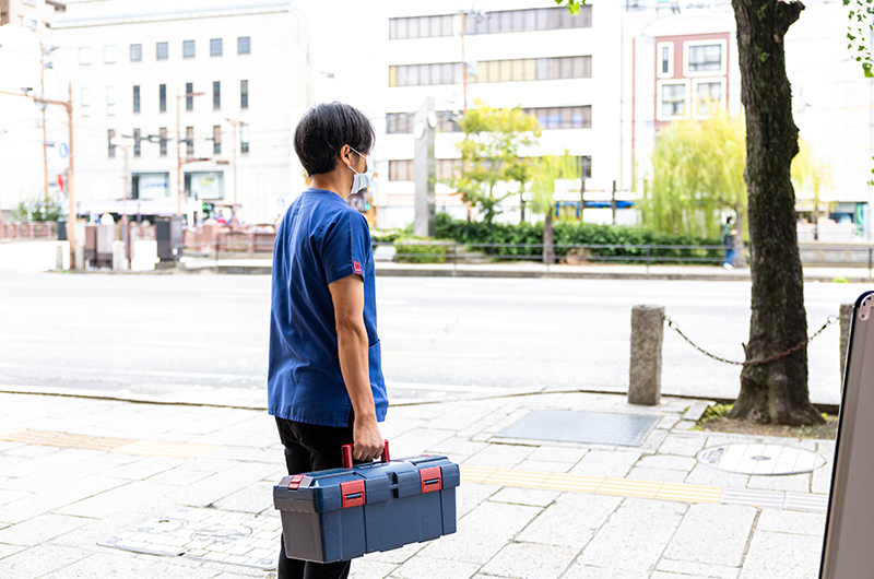 訪問診療では器具が限られる分、治療に制限があるように見えますが、実際にはどこまで対応できるのでしょうか？